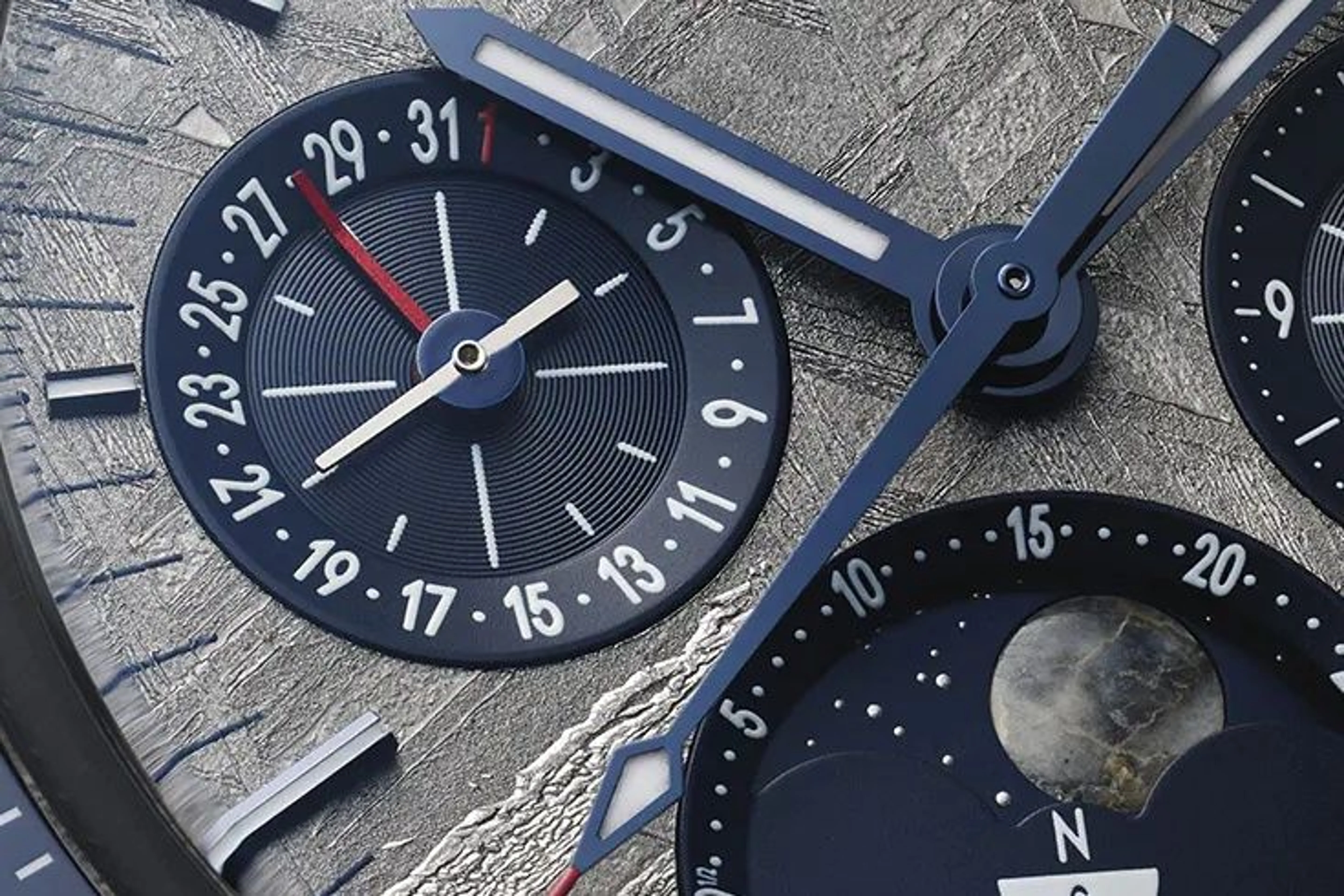 Omega выпустила две модели часов с метеоритом
