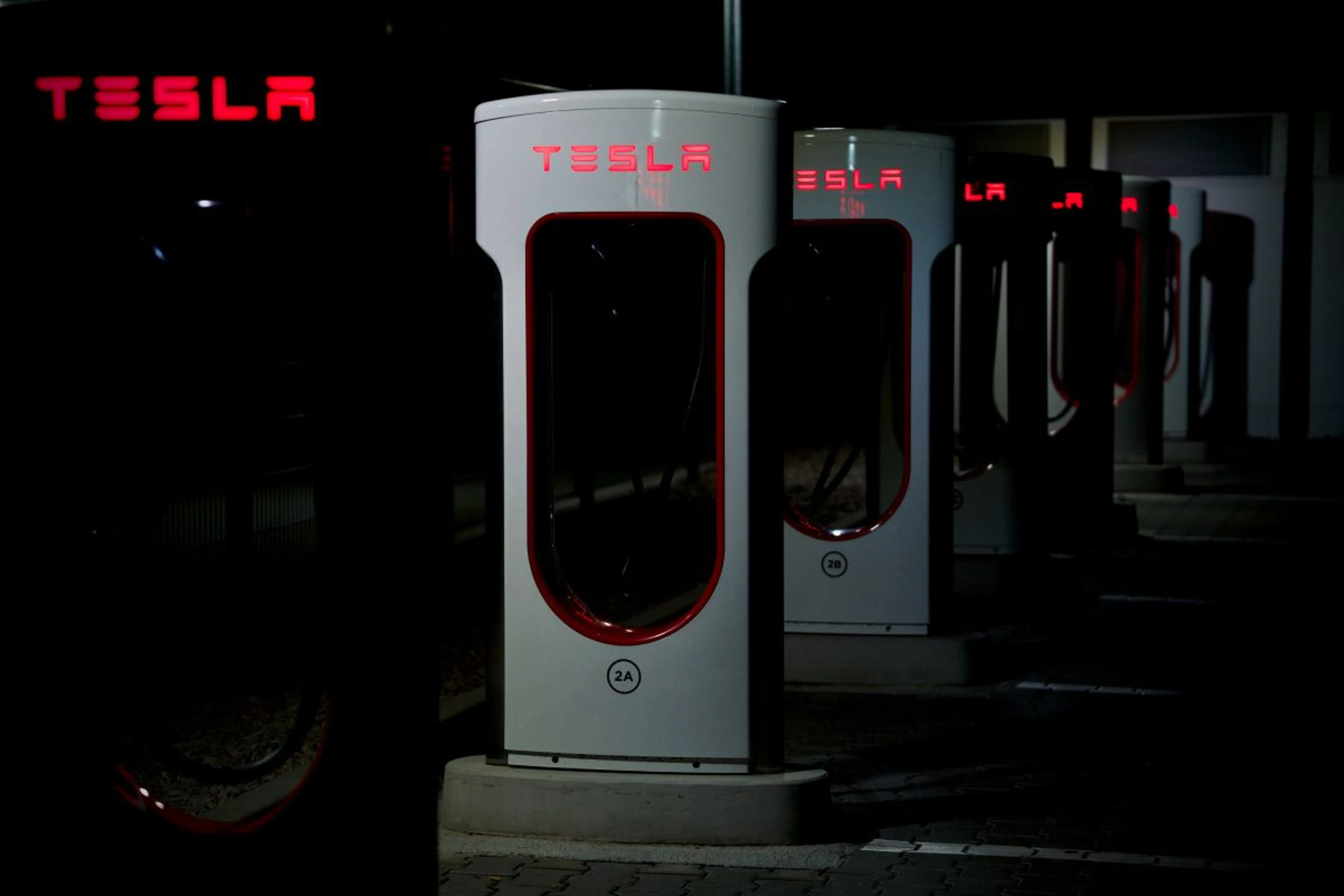 Годовые продажи Tesla впервые упали за десять лет
