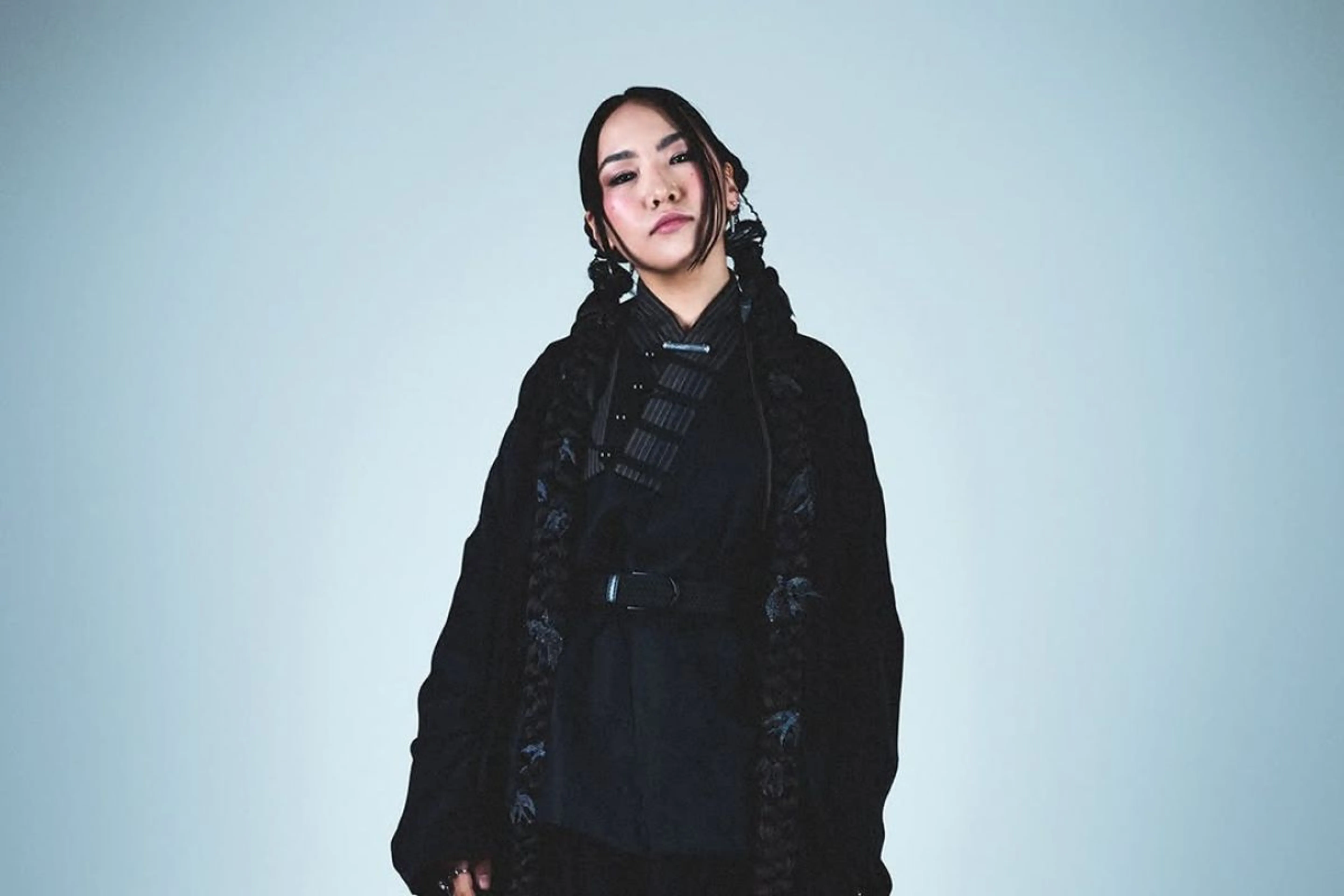 Люди и цифры: Yenlik выступит на COLORS, “Новичок года” и “Золотой глобус-2026”