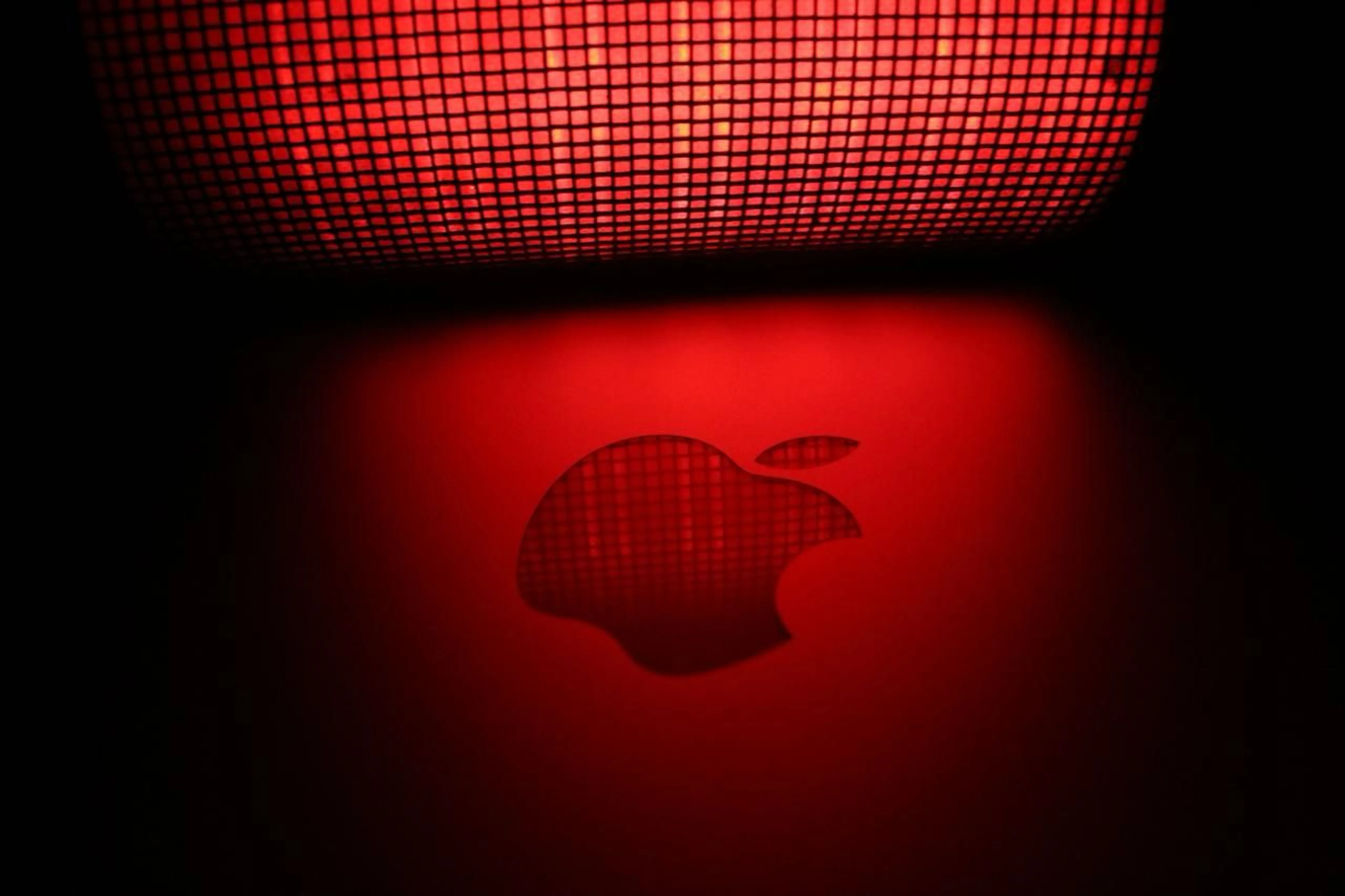 Apple судятся с OpenAI
