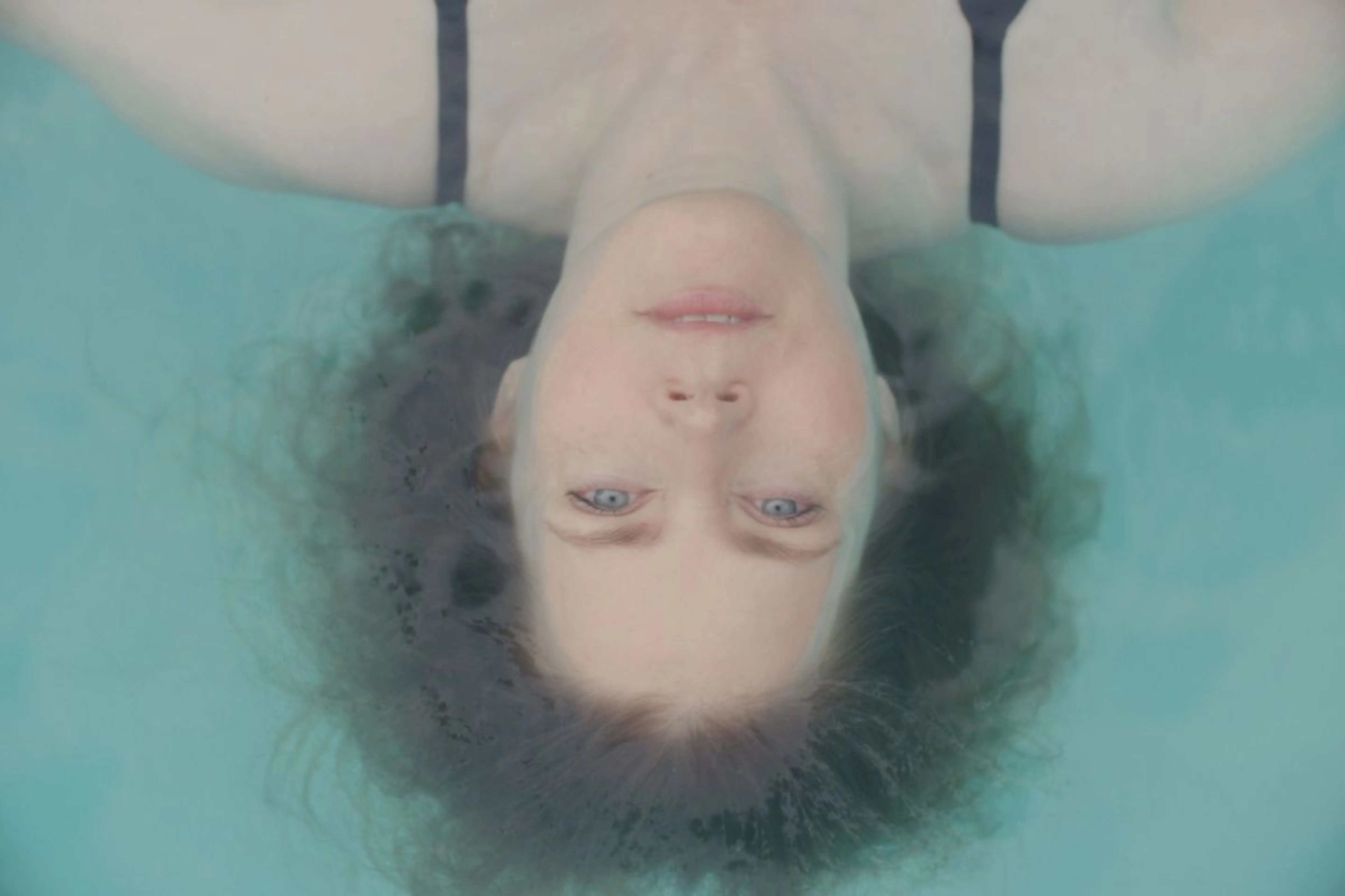 Кадр из фильма "У моря"