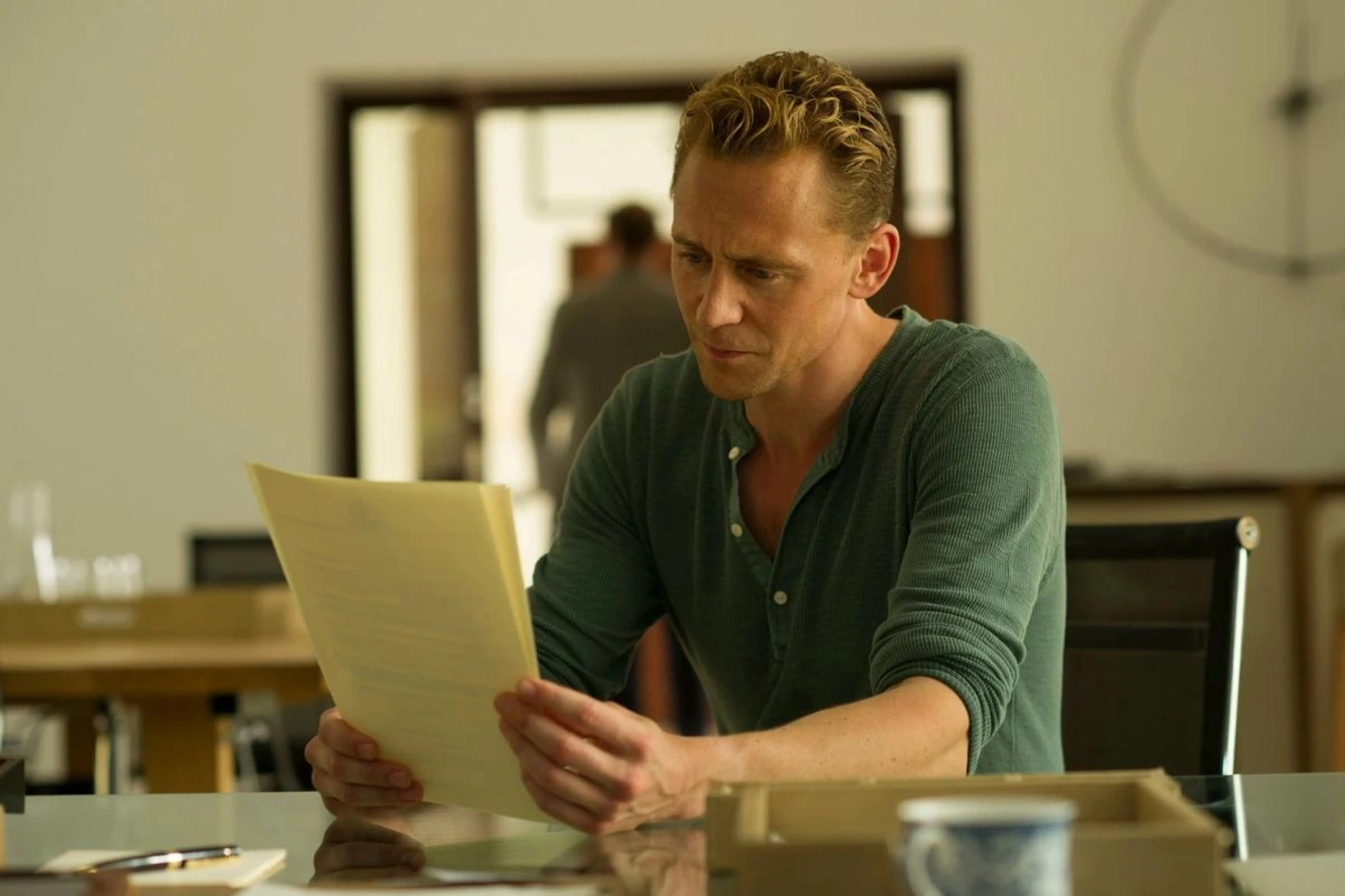 Кадр из сериала "Ночной администратор"