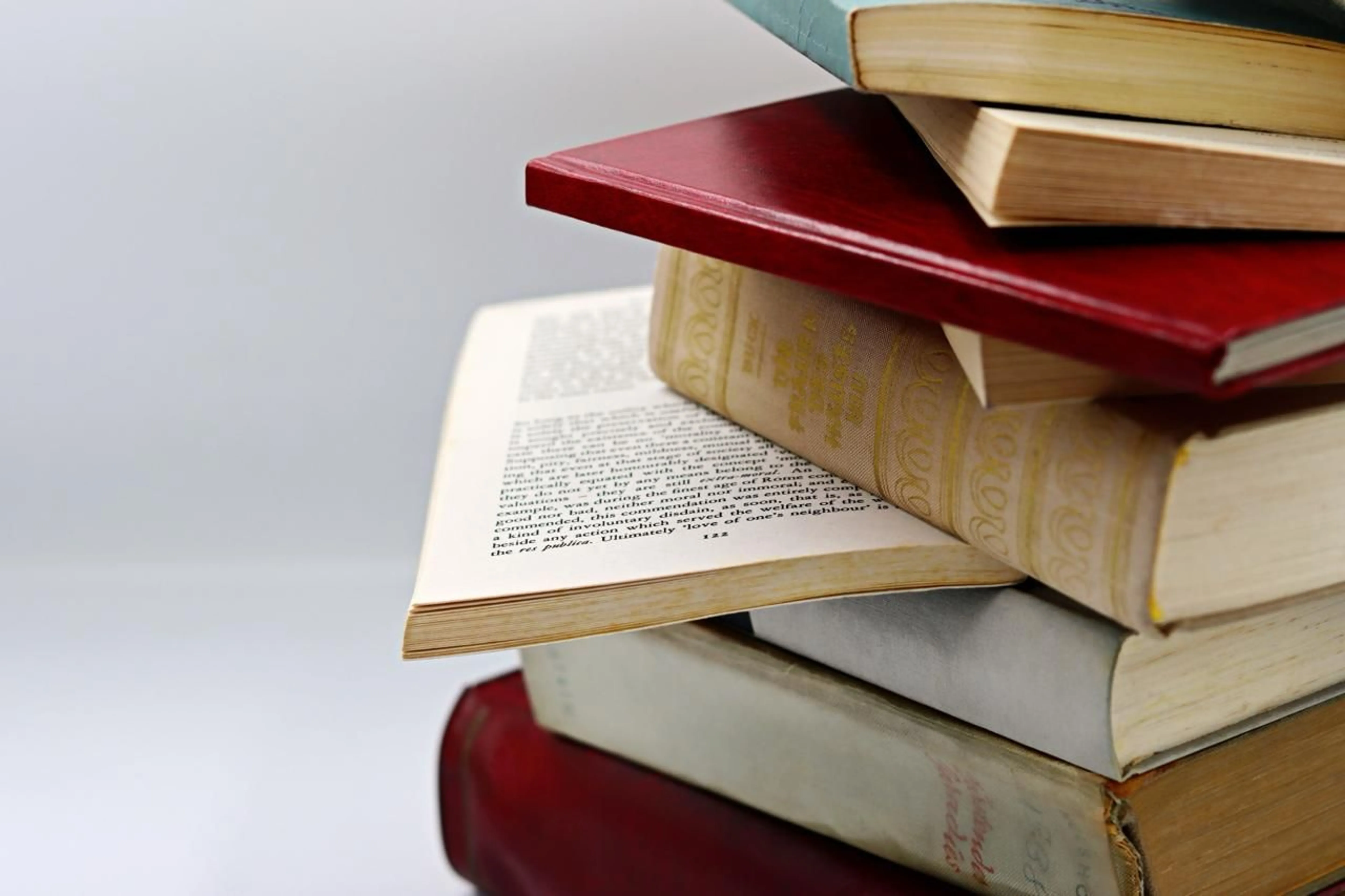 Названы 10 самых популярных книг для семейного чтения в Казахстане