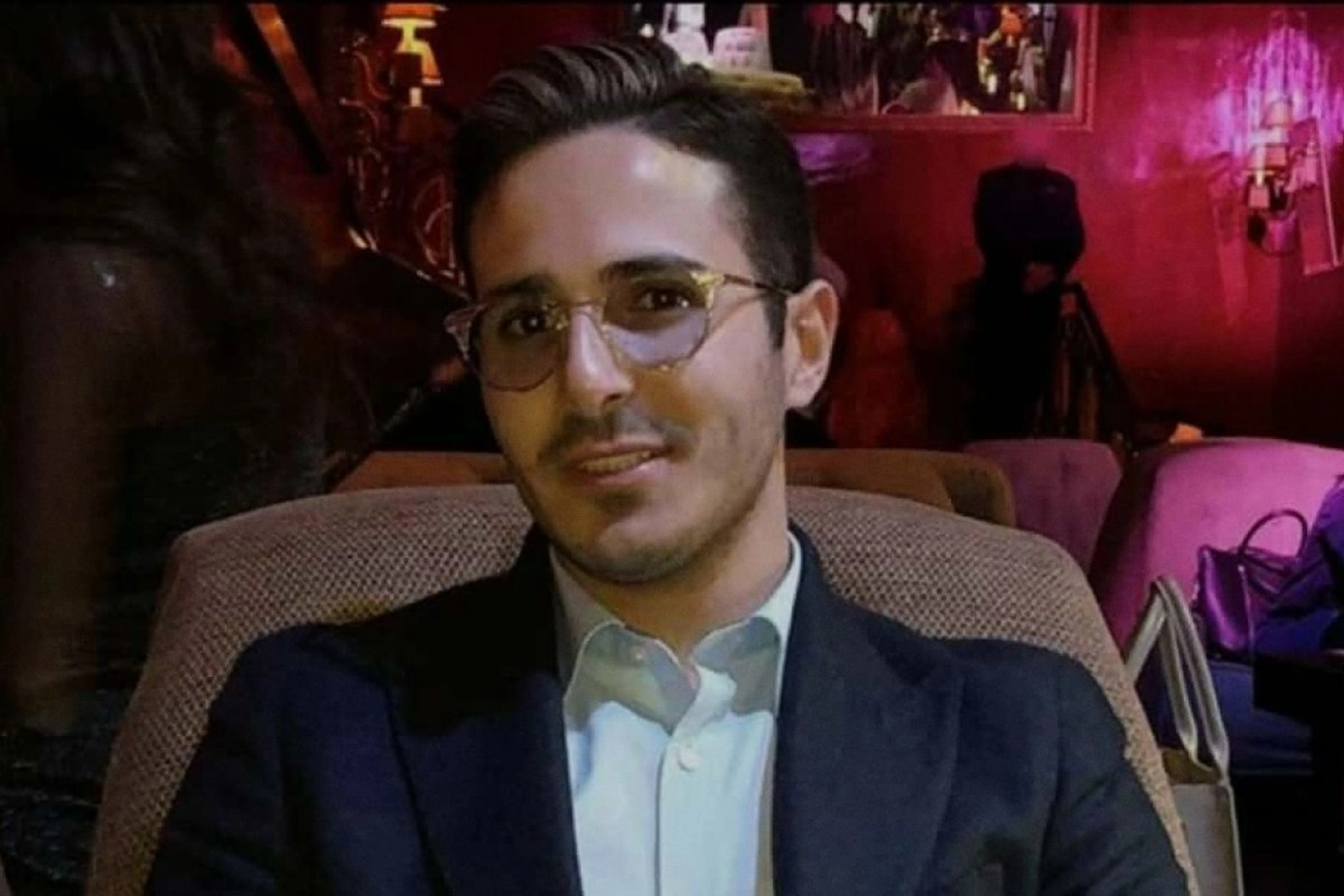 Кадр из фильма “Аферист из Tinder”